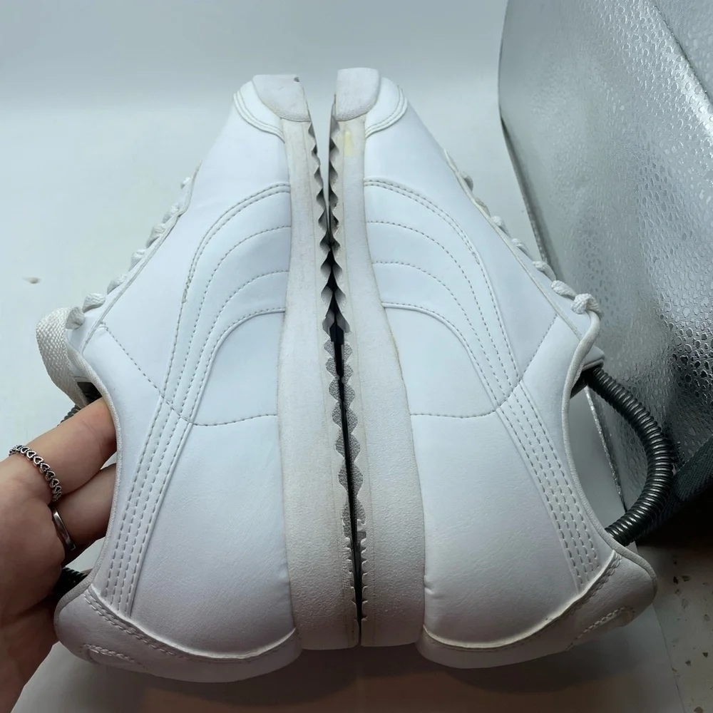 Puma Roma women’s leather White Sneakers size 7.5